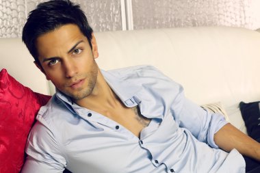 Güzel kahverengi adamı