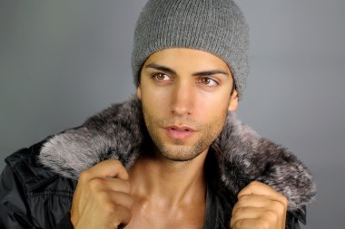 Şapkalı tabaklanmış adam