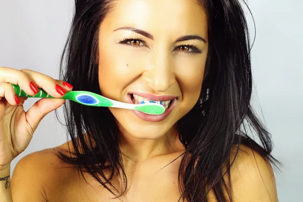 Frau, die lächelnd Zähne putzt — Stockfoto