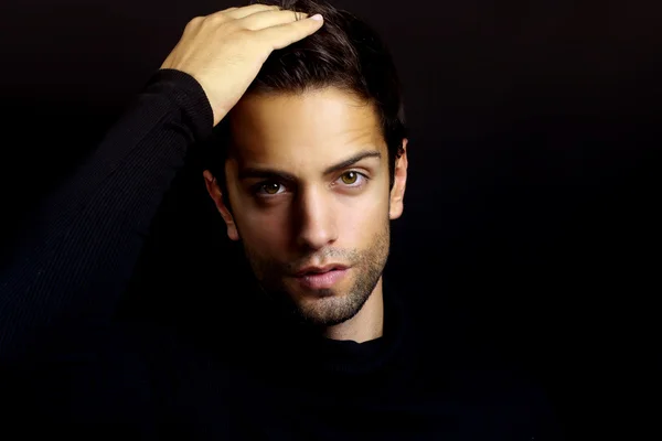 Retrato de un hermoso hombre marrón con cuello alto — Foto de Stock