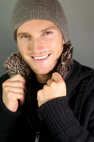 Bonito sorridente homem com chapéu — Fotografia de Stock