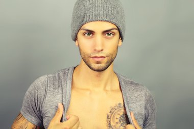 Yeni bir moda stil ile yakışıklı adam