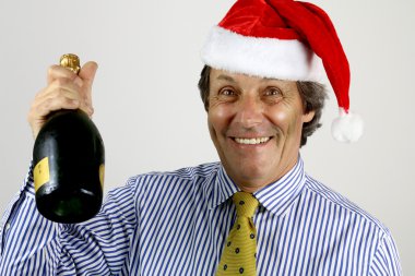 bir şişe şampanya ile gülümseyen adam