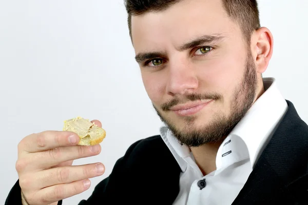 Mannen äter gåslever toast — Stockfoto