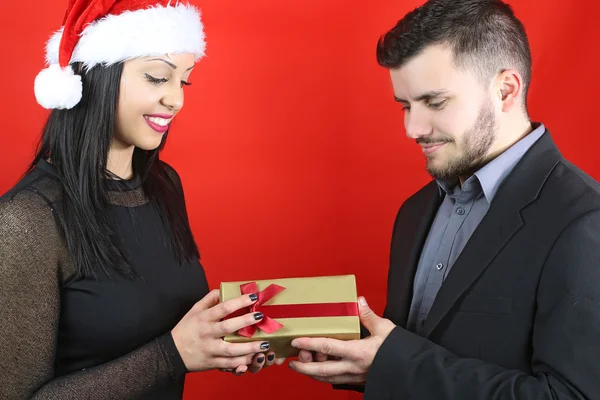 Homem oferecendo um presente de Natal para sua esposa — Fotografia de Stock