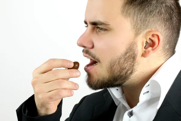 Homem elegante comendo chocolate — Fotografia de Stock