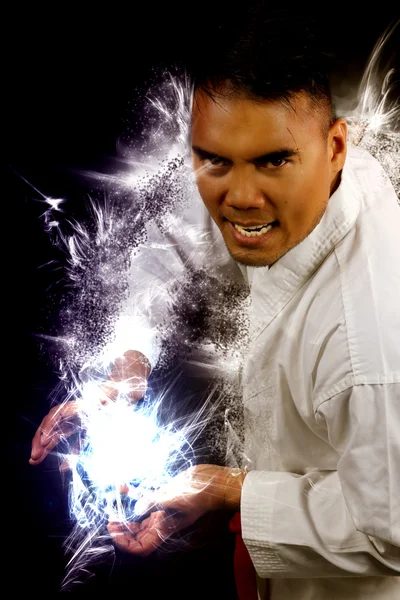 Un homme en kimono faisant une boule de feu — Photo