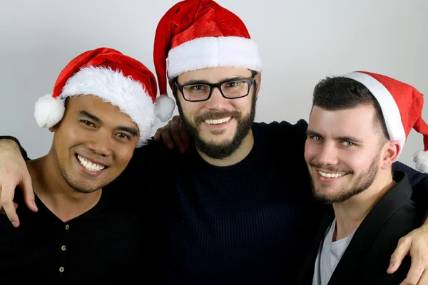 Tres amigos sonriendo para Navidad — Foto de Stock