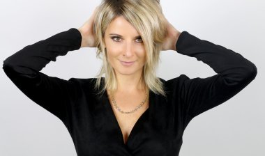 Güzel sarışın kadın saçlarını dokunmadan