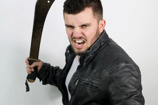 Агрессивный молодой человек с мечом — стоковое фото
