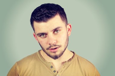 Genç bir adam hayrete portresi