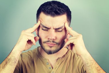 Genç adam Relax çalışırken