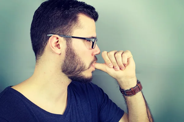 Retrato de un hombre de negocios que se chupa el pulgar — Foto de Stock