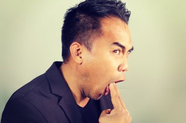 Kusmak için kendini zorlar işadamı