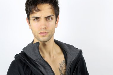 Bir eşofman giymiş seksi adam