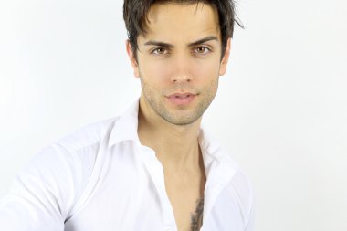 Latino yakışıklı olan beyaz bir arka plan üzerinde