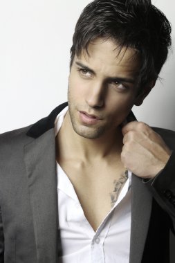 Güzel bir saç modeli ile yakışıklı işadamı