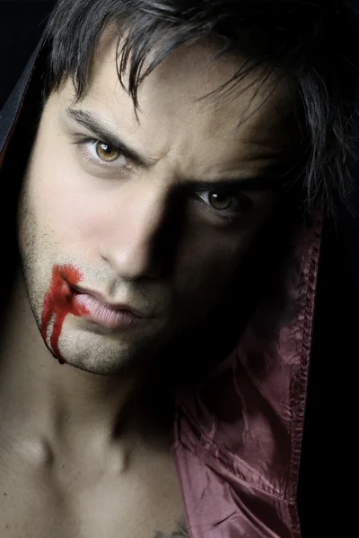 Retrato de um belo vampiro — Fotografia de Stock