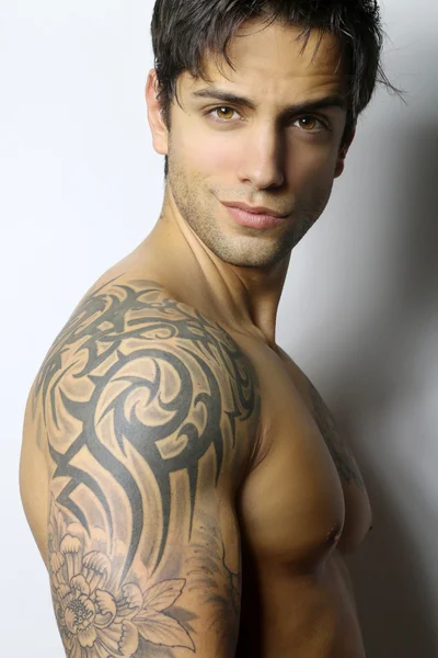 Hombre guapo musculoso y tatuado sonriendo — Foto de Stock