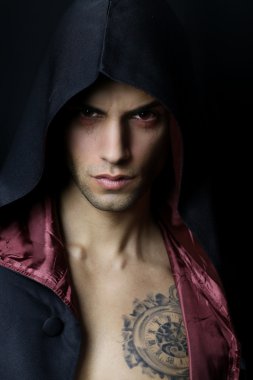 Seksi vampir kızgın portresi