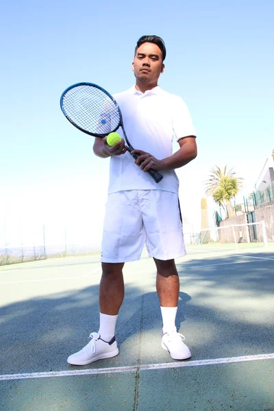 Beyaz giyinmiş genç tenisçi — Stok fotoğraf