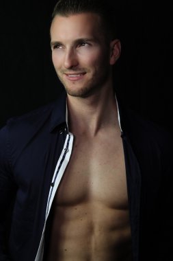 Kaslı sarışın yakışıklı