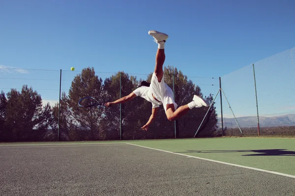 Jogador de tênis que mergulha — Fotografia de Stock