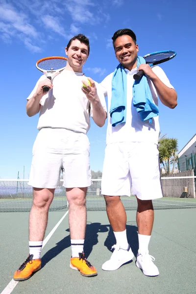Deux amis jouant au tennis — Photo