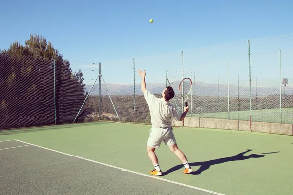 Giovane giocare a tennis — Foto Stock