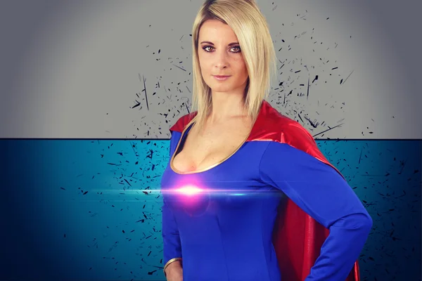 Blond kvinne kledd som superhelt – stockfoto