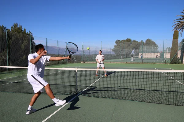 Deux hommes jouant au tennis en été — Photo