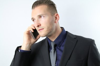 Cep telefonu olan bir iş adamı.