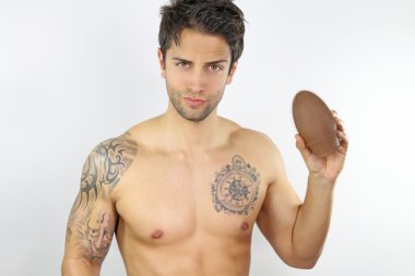 Yakışıklı adam gösteren Paskalya yortusu yumurta