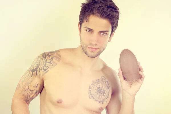 Hombre guapo sosteniendo un huevo de Pascua — Foto de Stock