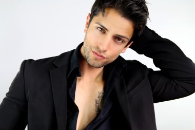 Yakışıklı adam siyahlar giymiş