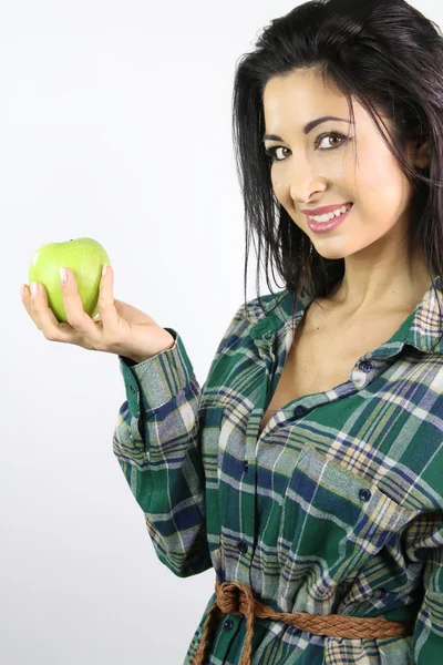 Mujer joven sosteniendo una manzana —  Fotos de Stock