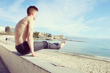 Akrobatik egzersizleri yapıyor adam