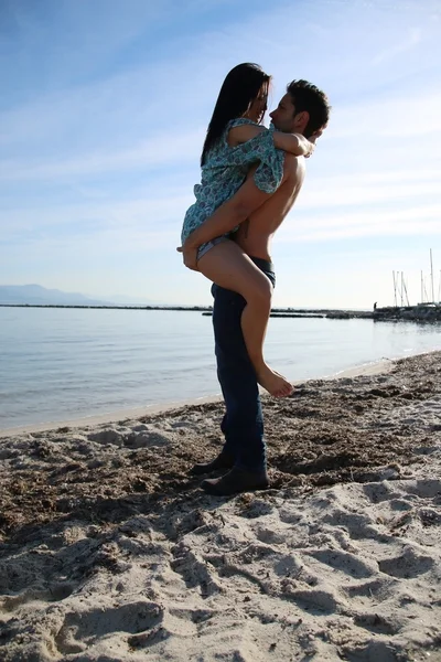 Beso en la playa — Foto de Stock