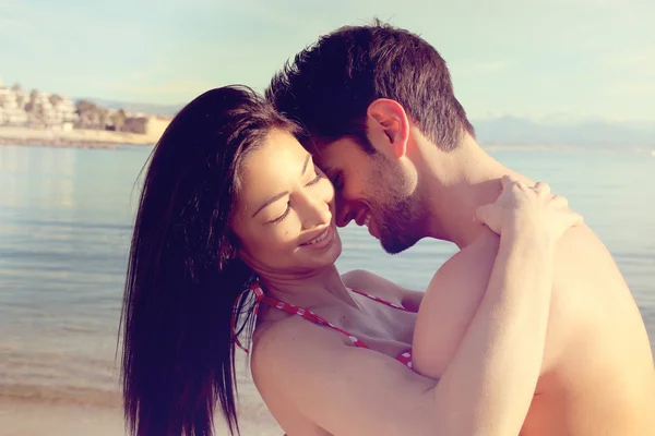 Feliz jovem casal na praia — Fotografia de Stock