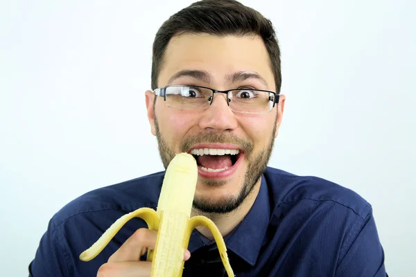 Homem comendo uma banana — Fotografia de Stock