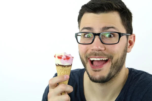 Mann isst ein Eis — Stockfoto