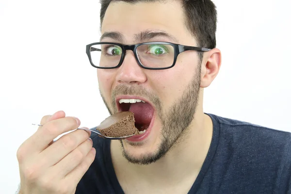 チョコレートのムースを食べている男 — ストック写真