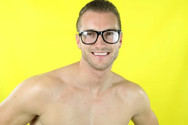 Homme musclé portant une paire de lunettes — Photo