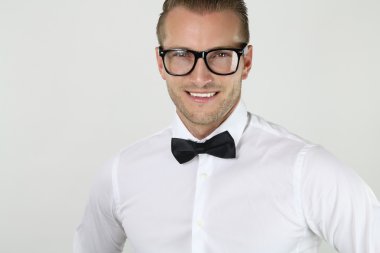 Gözlüklü zarif adam