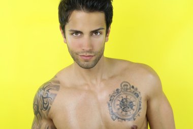 Sarı bir arka plan üzerinde yakışıklı adam