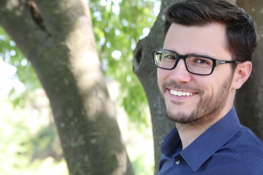 Gülümseyen bir adamın portresi