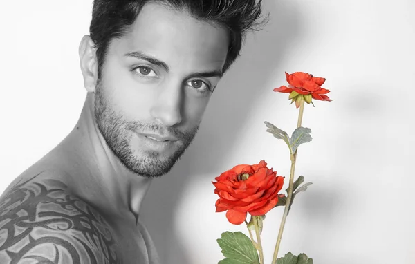 Przystojny mężczyzna z kwiatami — Zdjęcie stockowe