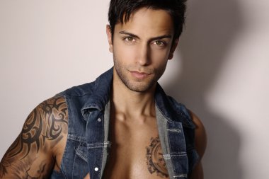 Bir kot ceket giyen adam