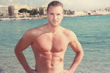 yakışıklı olan deniz kenarında