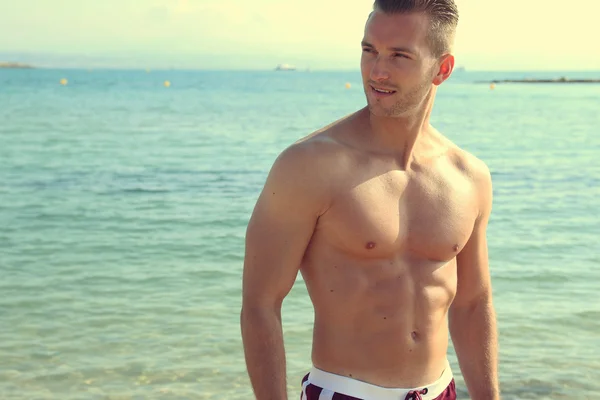 Hombre guapo junto al mar — Foto de Stock